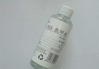 如何安全去除强力胶粘在皮肤上的苯胺